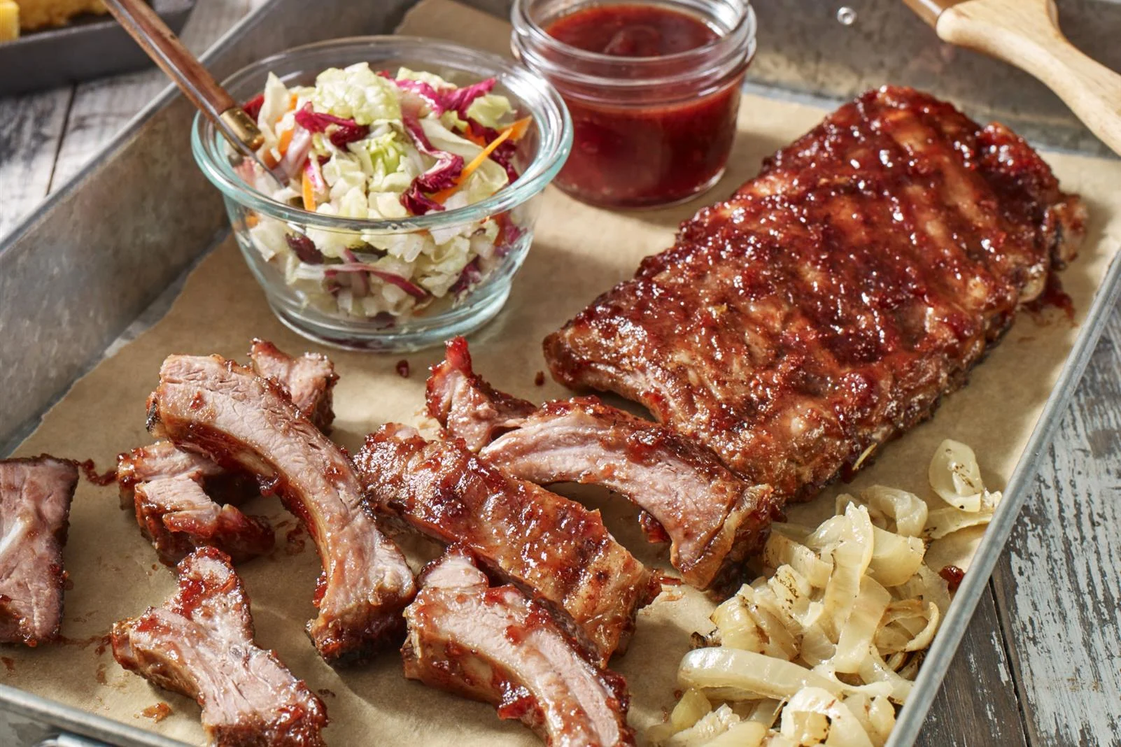 Cà´tes de porc aux oignons, aux Craisins® Cranberries Séchées et à la sauce BBQ