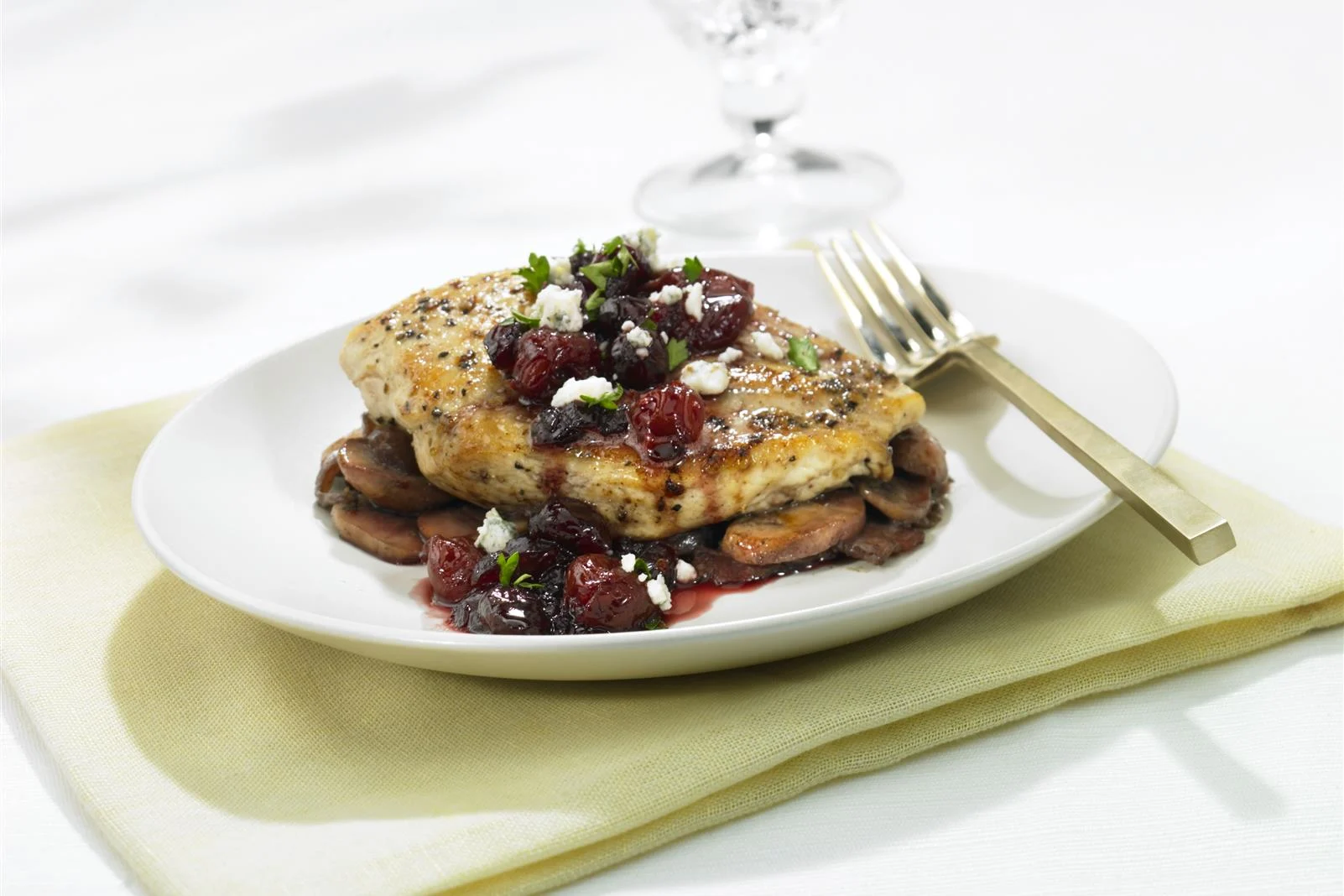 Filets de poulet cuits à la poêle, au bleu et à la sauce cranberries cerises